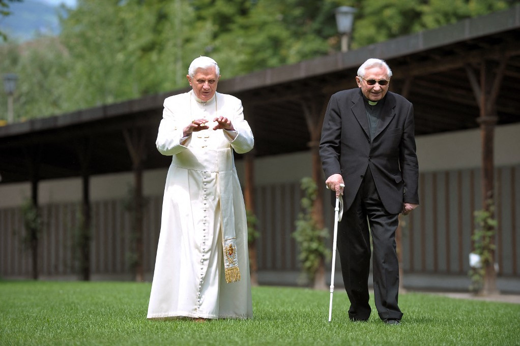 Fotó: AFP/Osservatore Romano XVI. Benedek testvérével, Georg püspökkel bressanone-i nyaralójának kertjében, 2008. július 31-én. A pápa kizárólag magánlátogatásra utazott a Dolomit-hegységben található alpesi üdülőbe.