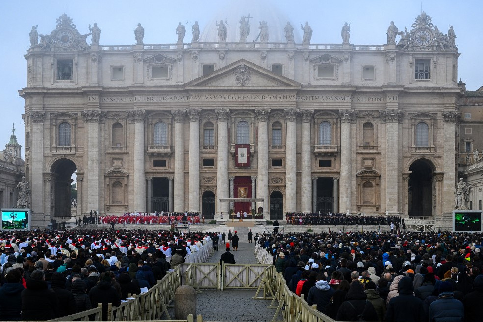 A temetés vatikáni Szent Péter téren Ferenc pápa elnökletével.