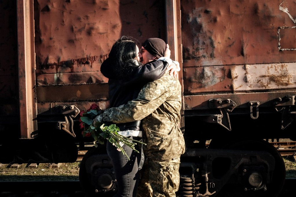 Egy ukrán katona Kijevből megérkezett a kramatorszki vasútállomásra. (2023. január 27.)