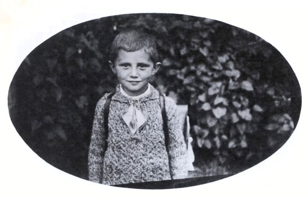 Joseph Aloisius Ratzinger iskolásként Aschau am Innben 1932-ben.