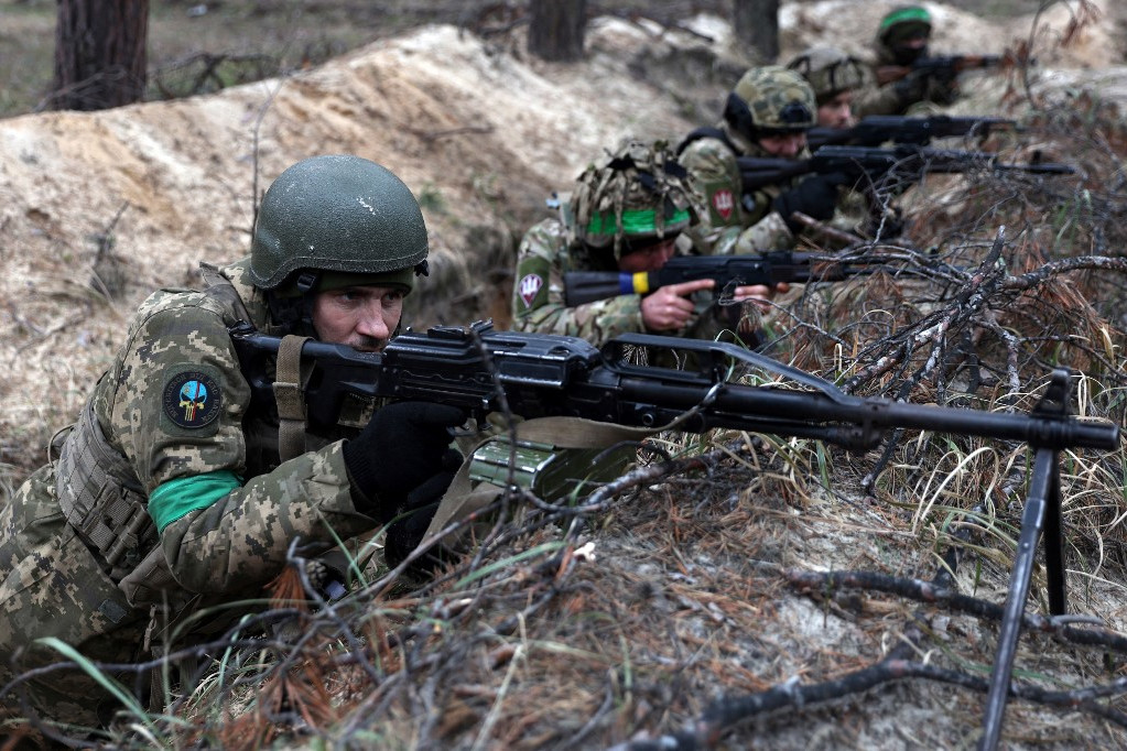 Ukrán katonák gyakorlatoznak a Donyeck régióban. (2023. január 21.)