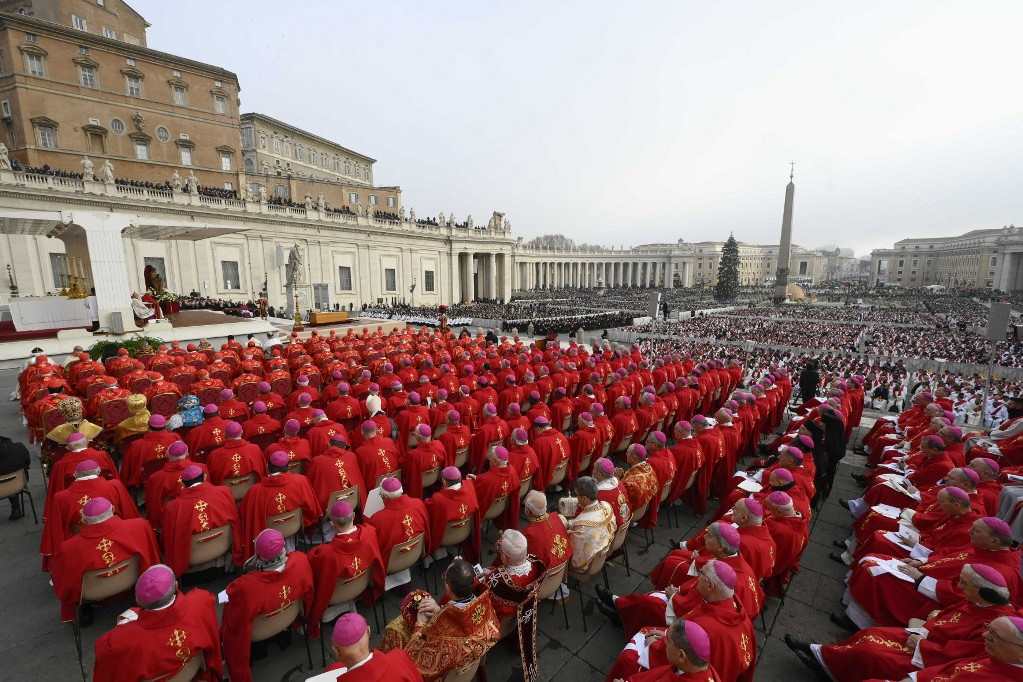 A gyászmisét 130 bíboros, 400 püspök és 3700 pap mutatta be