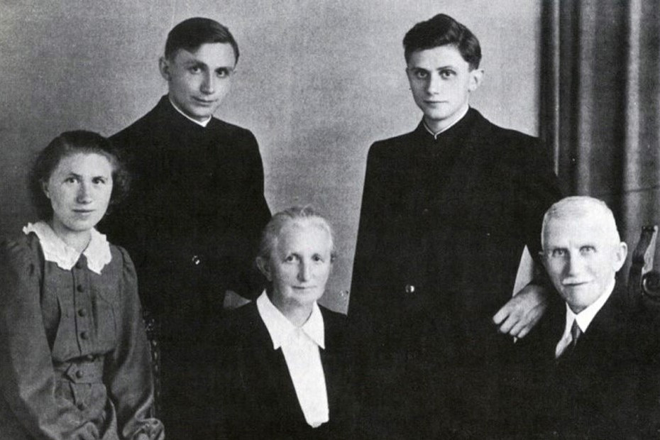 A Ratzinger család: Joseph (fent jobbra), bátyja Georg (fent balra), nővére Maria (lent balra), anyja Maria (lent középen) és apja Joseph a bajorországi Freisingben, miután felszentelték testvérét 1951-ben.