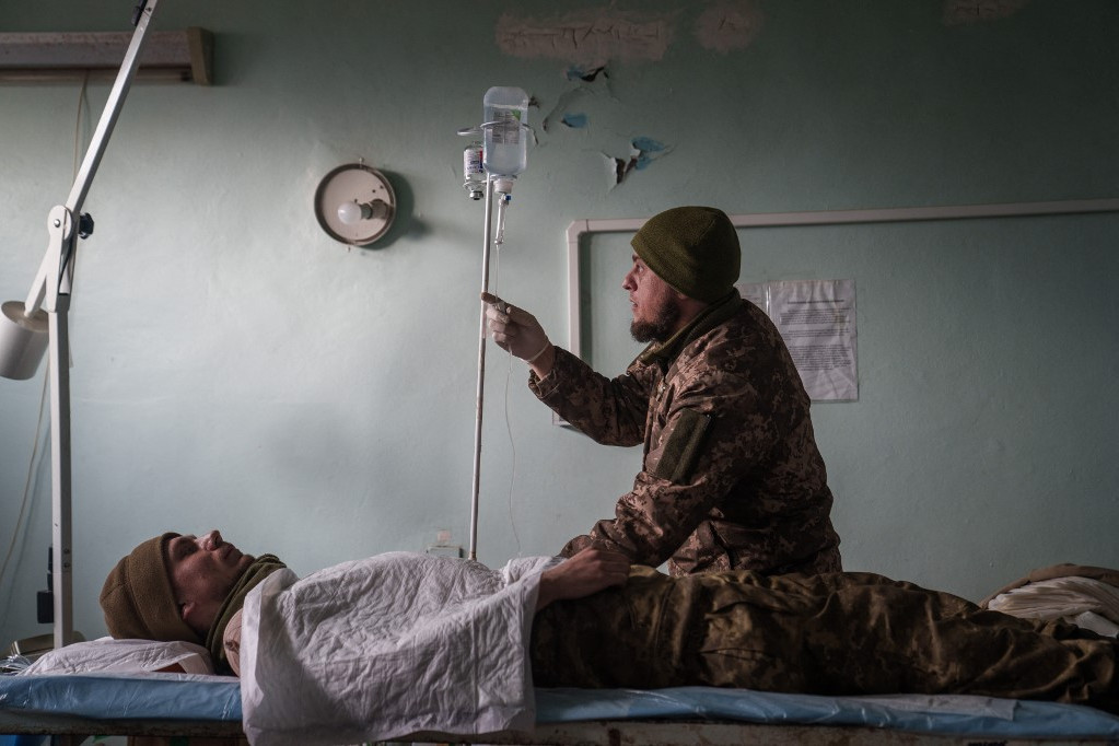 Sebesült ukrán katona kezelése a stabilizációs egységben a frontvonal közelében a kelet-ukrajnai Donyeck régióban. (2023. január 20.)