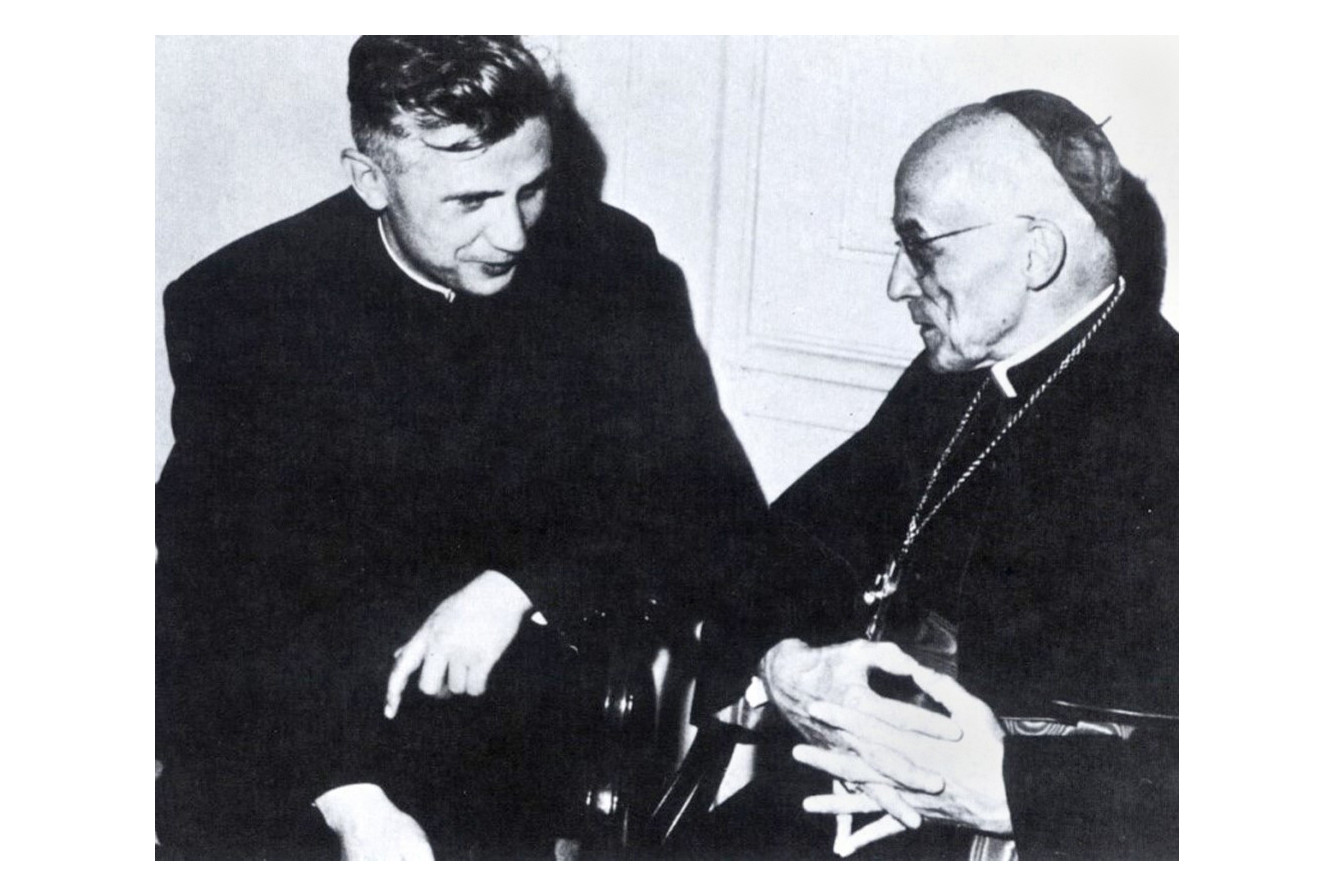 A fiatal Ratzinger (balra) mint teológiaprofesszor és a vatikáni zsinat tanácsadója, Josef Frings kölni bíborossal, 1962-1965 között Rómában.