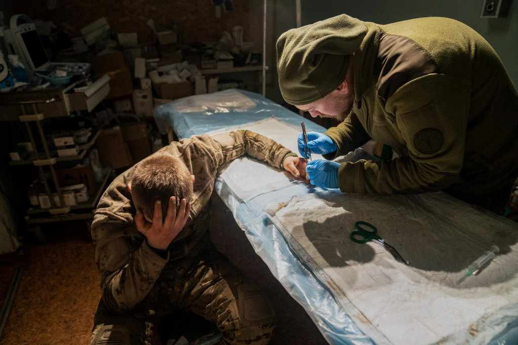 Egy sebesült ukrán katona ellátása a frontvonal közelében Donyeck régióban. (2023. január 20.)