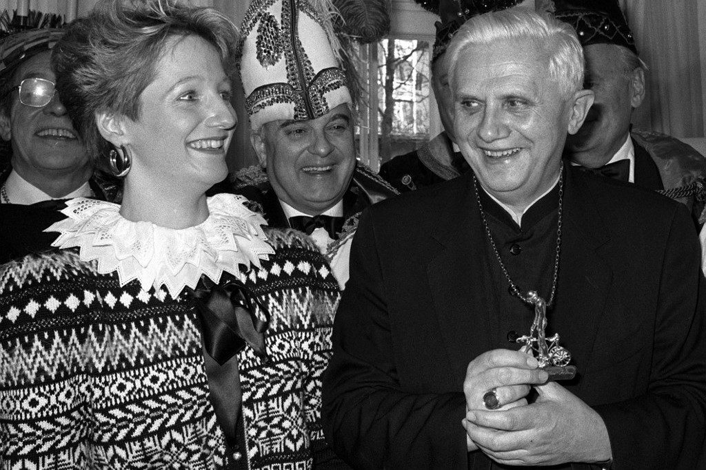Ratzinger bíboros 1989. január 4-én kapta a Karl Valentin-díjat finom humoráért a müncheni Katolikus Akadémia Narrhalla karneváli egyesületétől. Balra II. Susanne karneváli hercegnő.