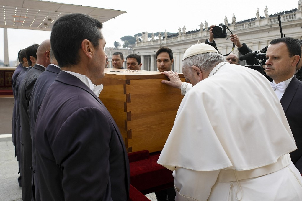 Fotó: AFP/Handout/Vatican Media Ferenc pápa tiszteletét fejezi ki, amikor megérinti a koporsót