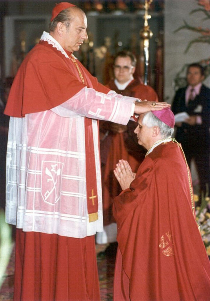 Fotó: AFP/Handout/Erzbistum Muenchen Und Freising Ratzinger (jobbra), amint München-Freising főegyházmegye érsekévé szenteli fel Berlin püspöke, Alfred Bengsch bíboros 1977. májusában.
