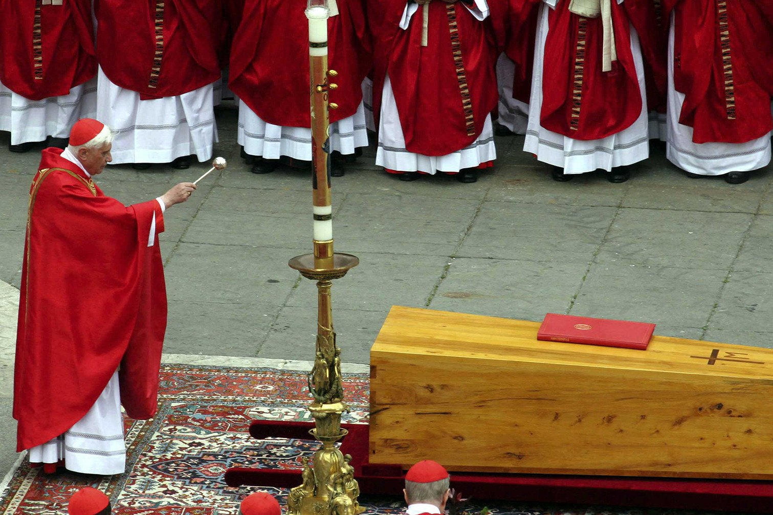 II. János Pál pápa temetésén Ratzinger bíboros megáldotta a koporsót a Szent Péter téren, 2005. április 8-án.