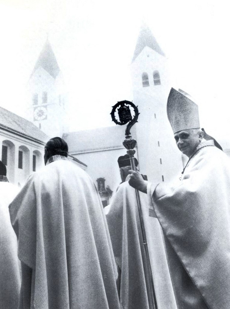Jobbra Joseph Ratzinger érsek, a freisingi Mária-templom előtt, amikor búcsút vesz Münchentől, miután 1981. november 25-én elfogadta II. János Pál pápa vatikáni meghívását, hogy átvegye a Hittani Kongregáció prefektusát.