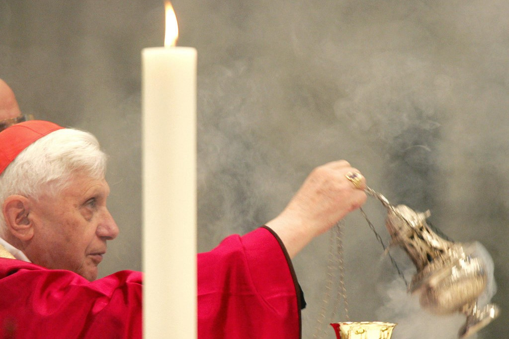 A német bíboros a vatikáni bazilikában, az elhunyt bíborosok lelkéért rendezett misén, II. János Pál pápa elnökletével, 2004-ben. Minden más bíborosnál közelebb állt II. János Pál pápához.