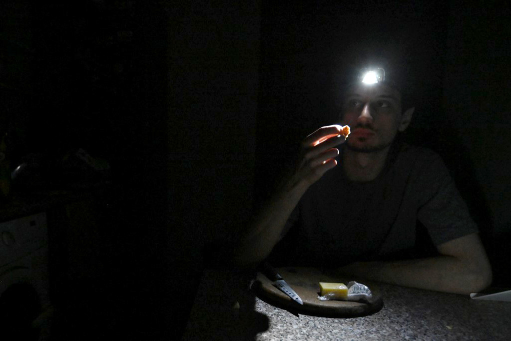 Vacsora áramszünet alatt Kijevben. (2023. január 11.)