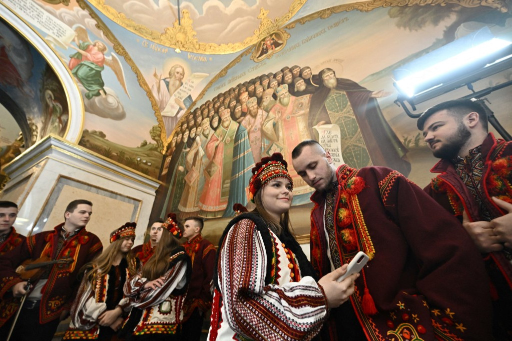 Az ukrán népviseletbe öltözött ifjúsági kórus fellépésre készül a karácsonyi istentiszteleten a kijevi Pecserszka lavra Nagyboldogasszony-székesegyházban. Hívek százai vettek részt a történelmi istentiszteleten a háború árnyékában. (2023. január 7.)