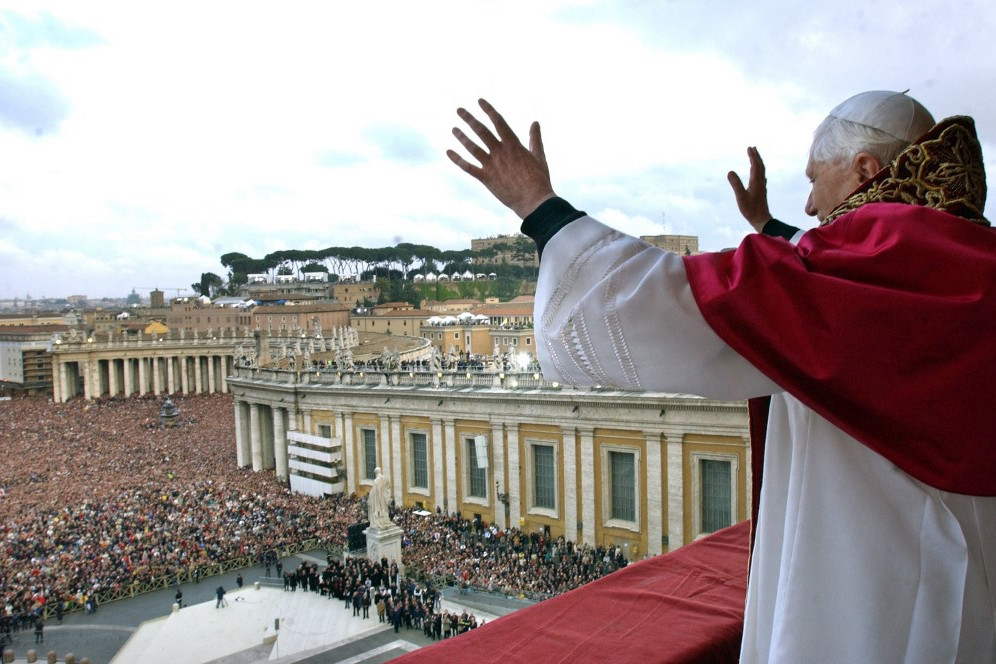 Itt már mint XVI. Benedek pápa közvetlenül megválasztása után a Szent Péter-bazilika erkélyén Vatikánvárosban, 2005. április 19-én. A történelem egyik legrövidebb konklávéjának végén a német bíborost választották. Ratzinger a nyolcadik német, akit pápává választottak és a Római Katolikus Egyház 265. pápája.