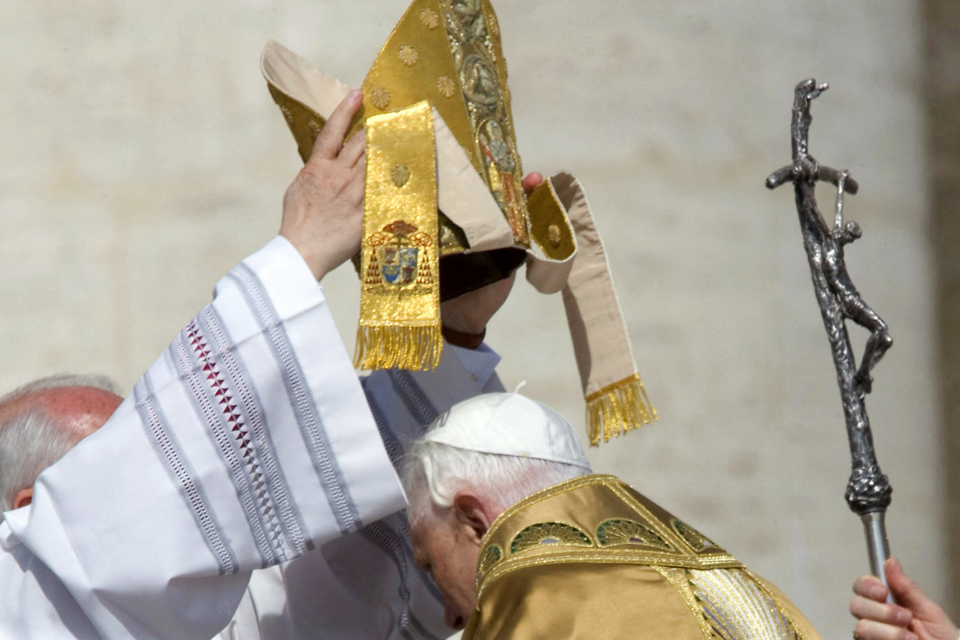 Fotó: AFP/Vincenzo Pinto A nemrég megválasztott XVI. Benedek pápa a vatikáni Szent Péter téren megtartott első miséje előtt átvette a pápai hivatal jelvényét, egy gyapjúpalliumot és a Halászgyűrűt, 2005. április 24-én.