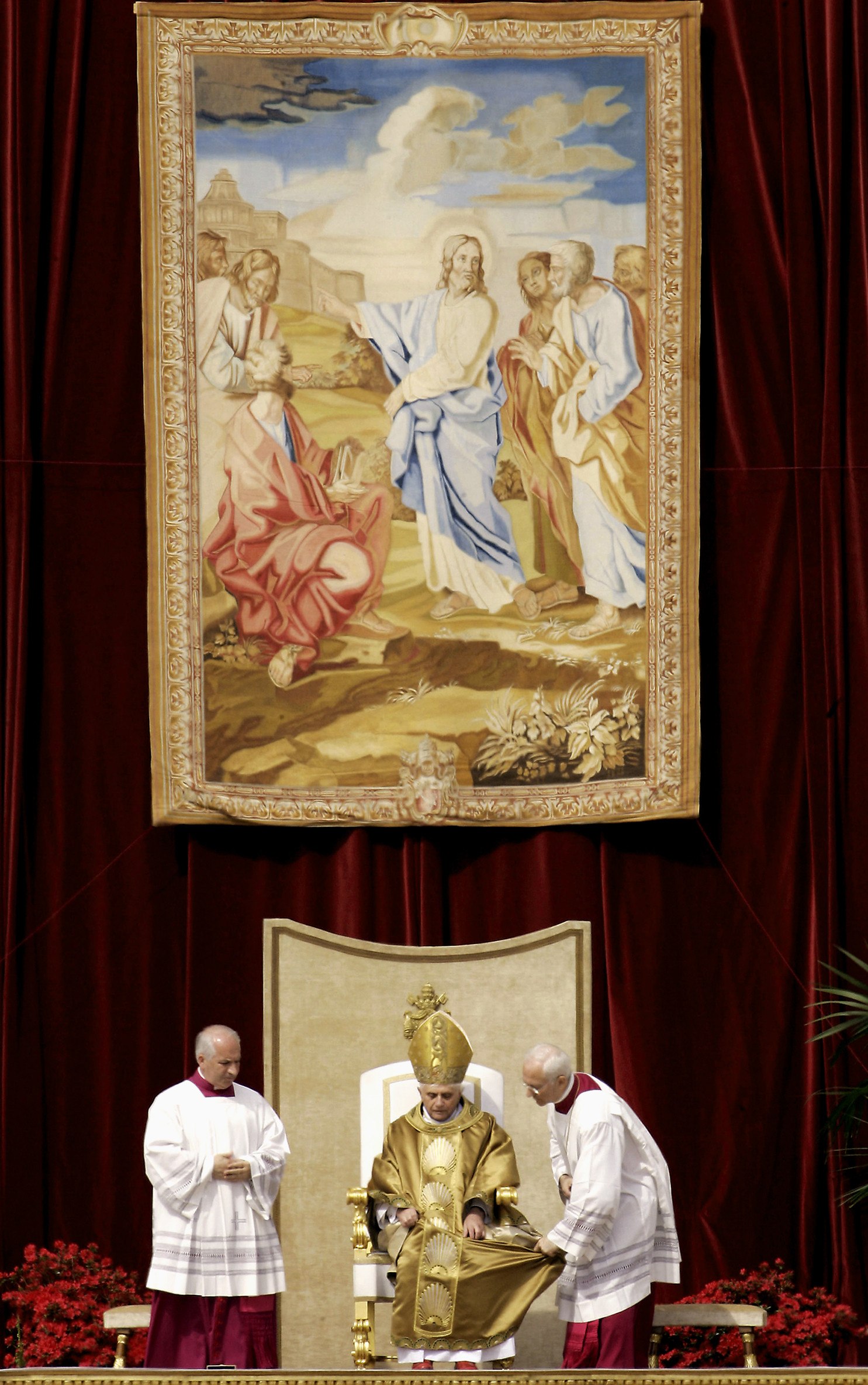 XVI. Benedek pápa első miséjére készül.