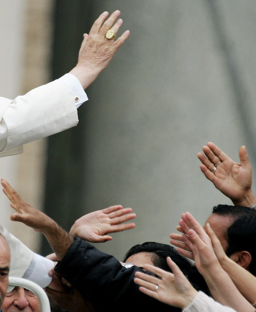 Fotó: AFP/Vincenzo Pinto XVI. Benedek a szinódus nyitómiséjén a vatikáni Szent Péter-bazilikában, 2005. októberében. Megválasztása óta tartott első szinódusa a római katolikus egyház előtt álló problémákkal foglalkozott és nagyrészt az Eucharisztiához kapcsolódó teológiai kérdésekre összpontosított.