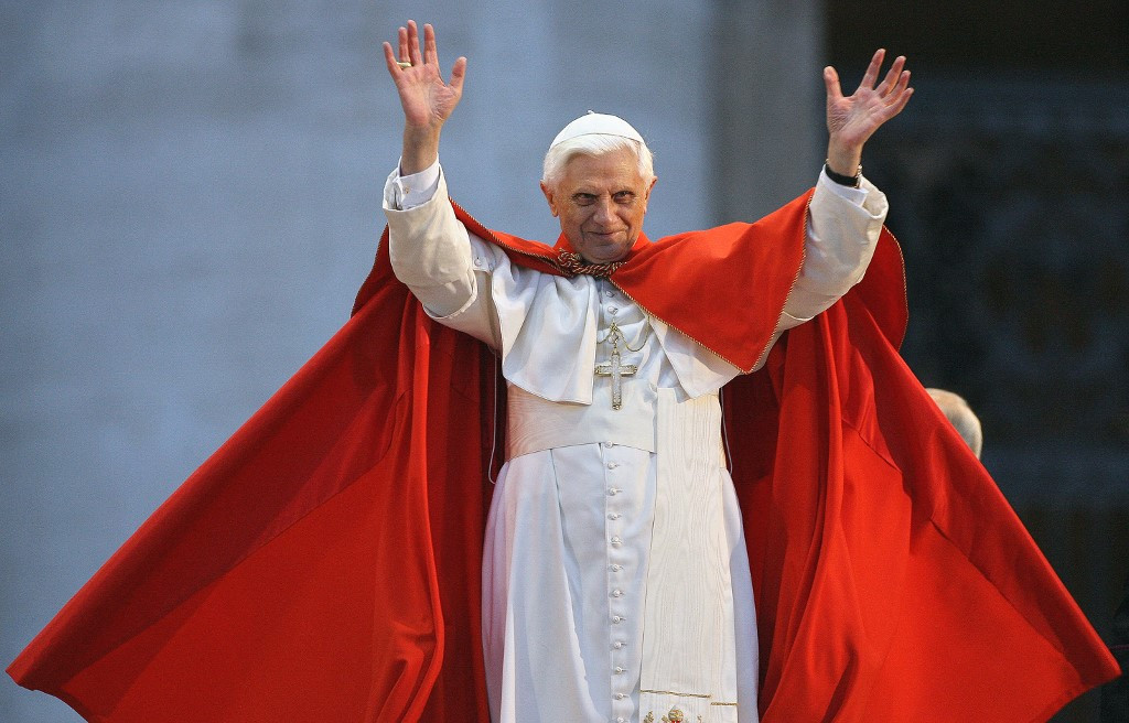 XVI. Benedek pápa köszönti a hívőket a vatikáni Szent Péter téren, a XXI. Ifjúsági Világnapra való felkészülés során a katolikusokkal folytatott találkozón, 2006. április 6-án.