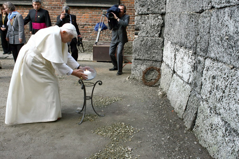 XVI. Benedek pápa Lengyelországi zarándoklatát érzelmes és jelentőségteljes látogatással zárta 2006. májusában Auschwitz-Birkenauban, a nácik által lengyel területen felállított legnagyobb haláltáborban.