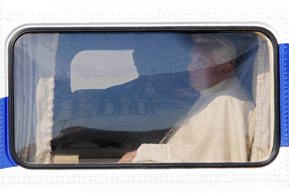 Fotó: AFP/Alberto Pizzoli XVI. Benedek pápa Felszállás előtt a Rómától délnyugatra fekvő Fiumicino repülőtéren, 2008 nyarán.