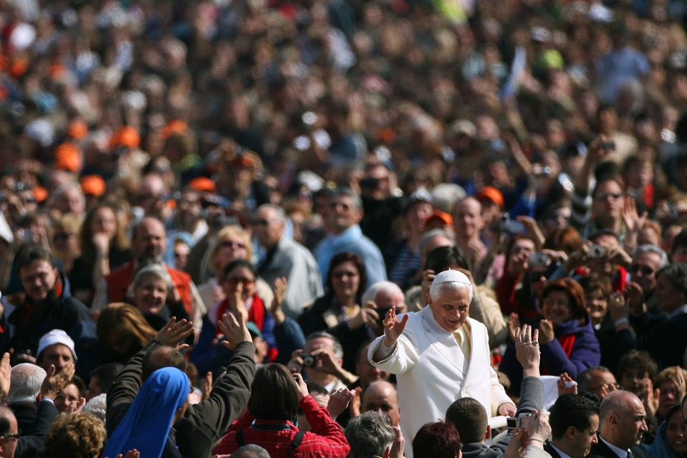 XVI. Benedek megáldotta Brazília és Izrael híveit, amikor heti audienciájára érkezett a vatikáni Szent Péter térre, 2007. március 14-én.