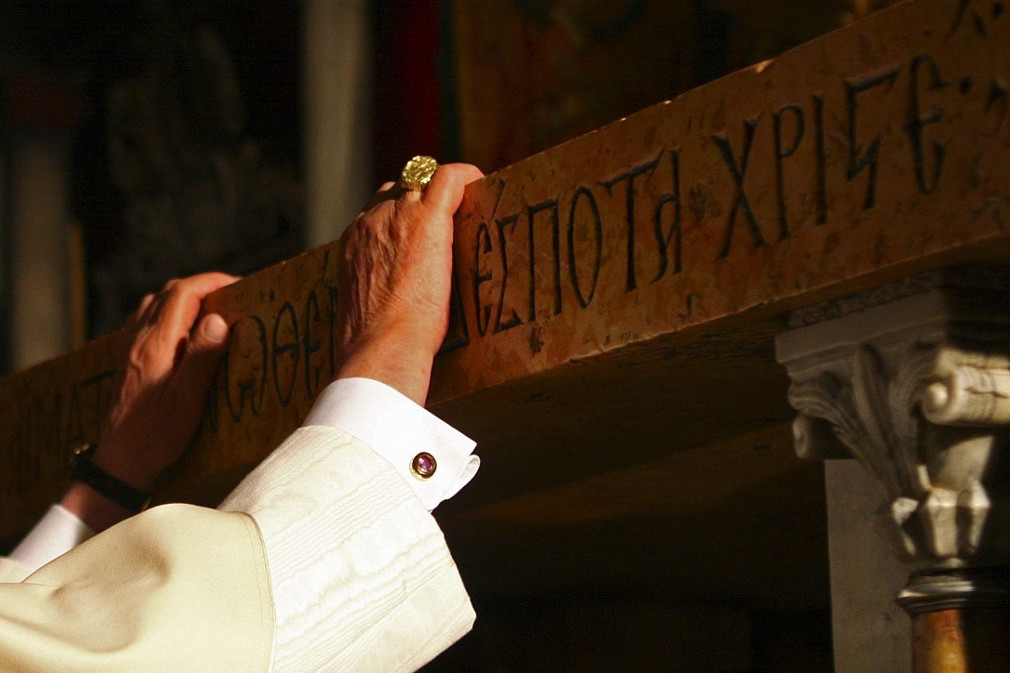 XVI. Benedek Jézus keresztre feszítésének helyszínén, a Kálvárián, Jeruzsálem óvárosában, a Szent Sír-templomban, 2009. május 15-én.