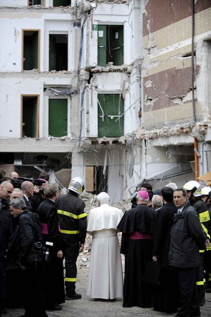 XVI. Benedek pápa látogatása a földrengés sújtotta diákotthonba, a közép-olaszországi L'Aquilába, 2009. április 28-án. A pápa bal oldalán a tűzoltóság vezetője, Sergio Basti.