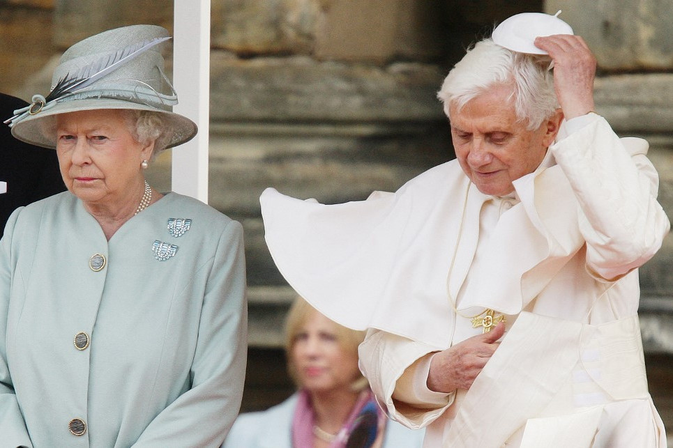 XVI. Benedek pápa II. Erzsébet brit királynővel az edinburgh-i Holyroodhouse palotában, 2010. szeptember 16-án. A pápa a történelmi négynapos állami látogatásra utazott Nagy-Britanniába.