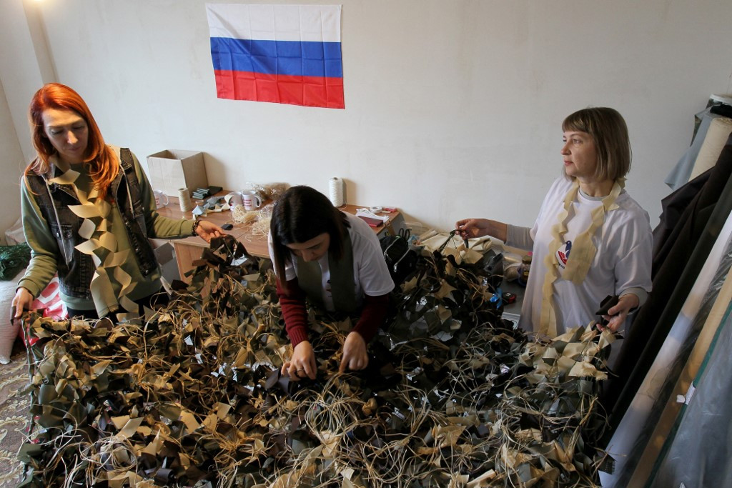 A Kegyes Személyek női szervezet önkéntesei álcahálót készítenek az orosz hadsereg számára Taganrogban. (2022. december 10.)
