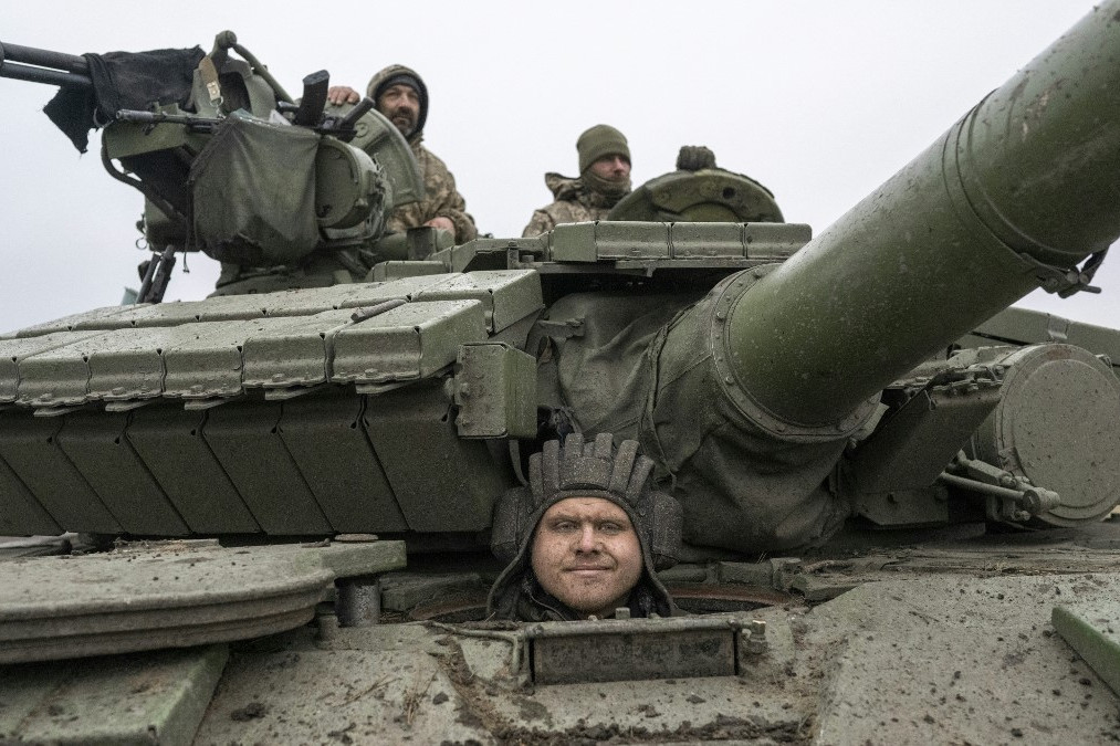 Az ukrán hadsereg harckocsiegysége Herszon frontvonala felé tart. (2022. november 18.)