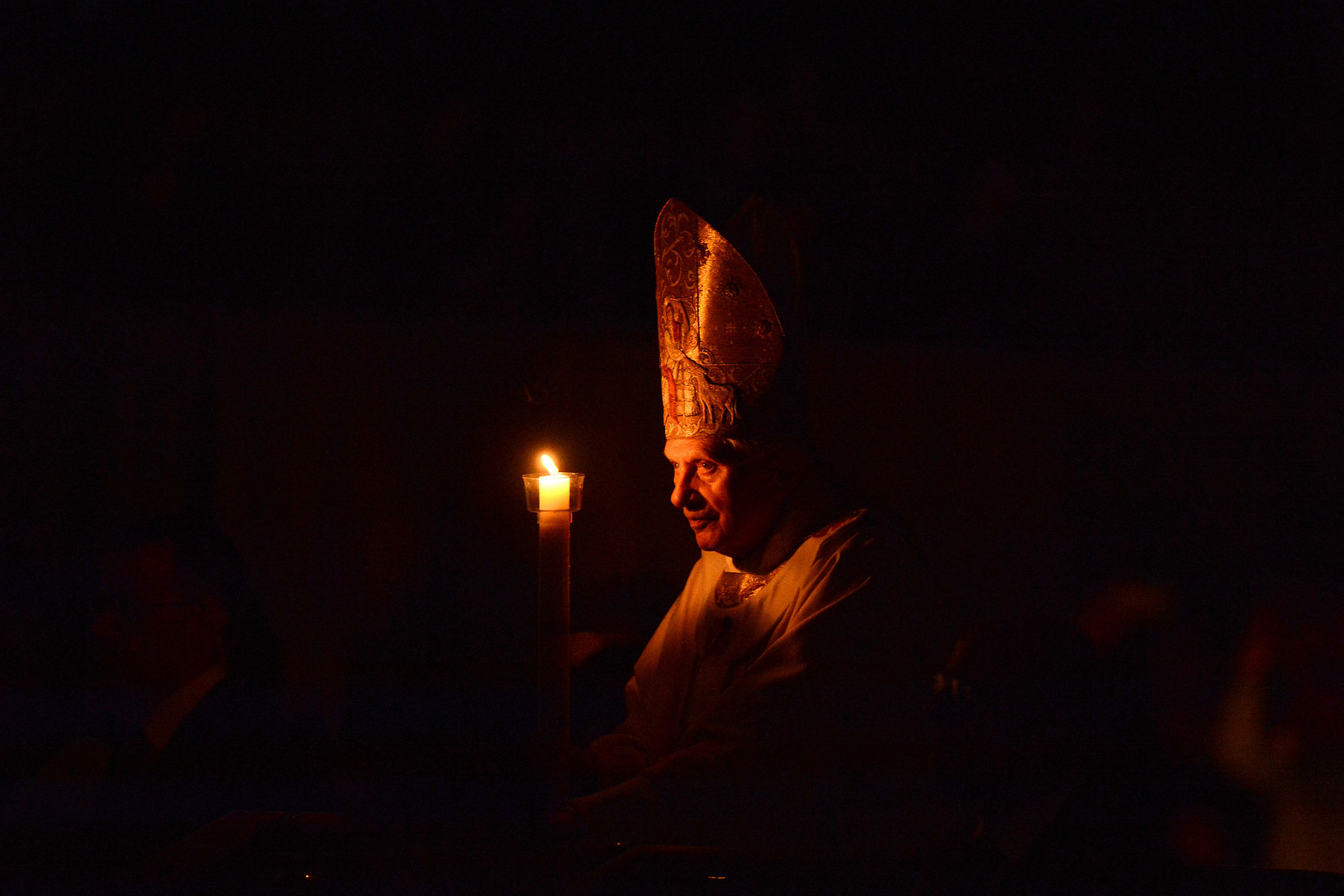 XVI. Benedek nagyszombat, húsvéti virrasztás a vatikáni Szent Péter-bazilikában, 2012. április 7-én. 
