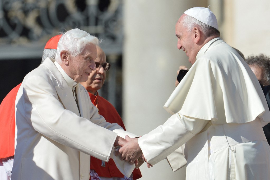XVI. Benedek emeritus pápa (balra) utódjával Ferenc pápával a vatikáni Szent Péter téren, az idősekért tartott pápai misén, 2014. szeptemberében.