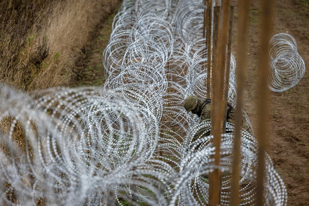 Fotó: AFP/Wojtek Radwanski Lengyel katonák drótkerítést építenek a lengyel–orosz határon Kalinyingrád megyében, az északkelet-lengyelországi Zerdzinyben az illegális határátlépések megakadályozására. (2022. november 3.)