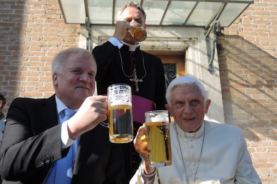 A nyugalmazott pápa Bajorország miniszterelnökével, Horst Seehoferrel és Benedek magántitkárával, Georg Gaensweinel (hátul) a Vatikáni Kertben, 2017. április 17-én. Benedek 90. ​​születésnapján látogatókat fogadott abból a német államból, ahonnan származik.