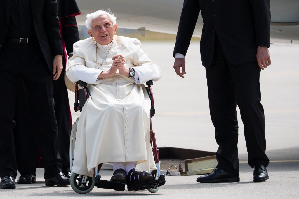 XVI. Benedek emeritus pápa a müncheni repülőtéren 2020. június 22-én. Az egykori pápa hosszú idő után régi otthonába utazott Németországba, hogy meglátogassa 96 éves súlyos beteg testvérét.
