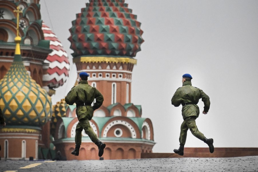 Fotó: AFP/Alexander Nemenov Orosz katonák a Vörös téren, Moszkva központjában. Az új területek Oroszországhoz való csatolásának ünnepségére készülnek. (2022. szeptember 29.)