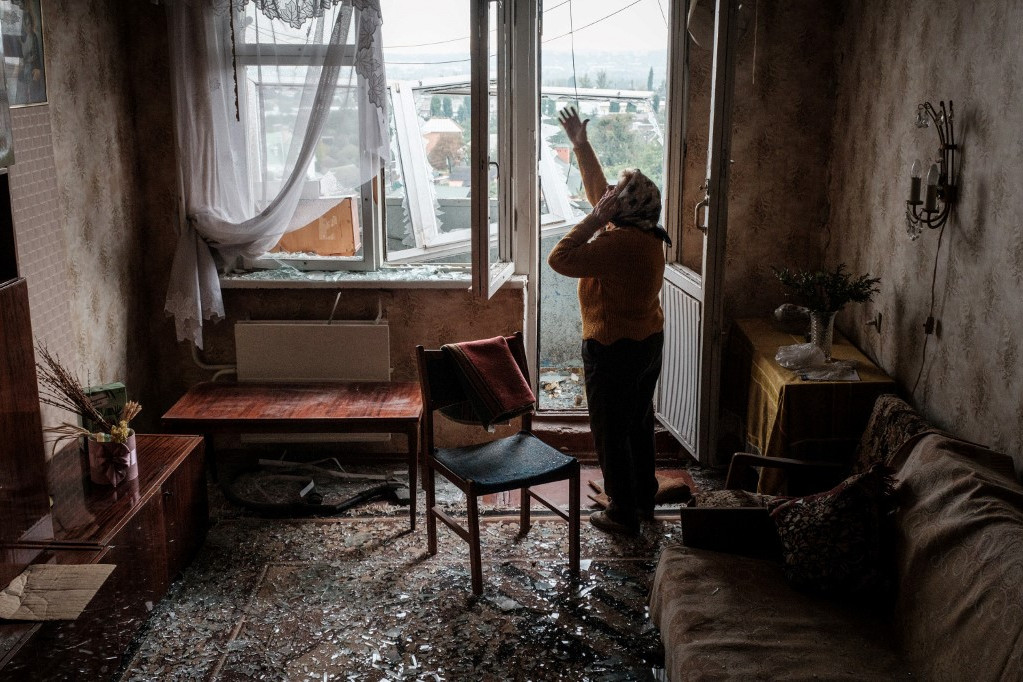 A 85 éves Ljubov Prokofjevna a rakétatámadásban megrongálódott lakásában Harkivban. (2022. szeptember 21.)