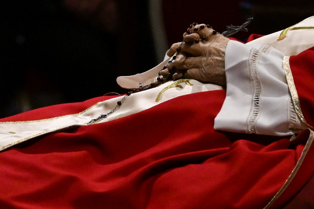 Fotó: AFP/Andreas Solaro XVI. Benedek nyugalmazott pápa ravatala a vatikáni Szent Péter-bazilikában.