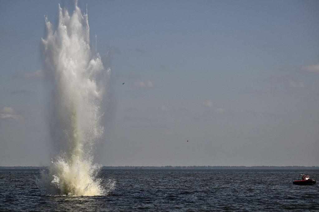Az Ukrán Állami Sürgősségi Szolgálat víz alatti aknamentesítő csapata hatástalanított egy robbanóeszközt, amelyet a Dnyeper folyóban találtak Cserkaszi városánál. (2022. augusztus 19.)