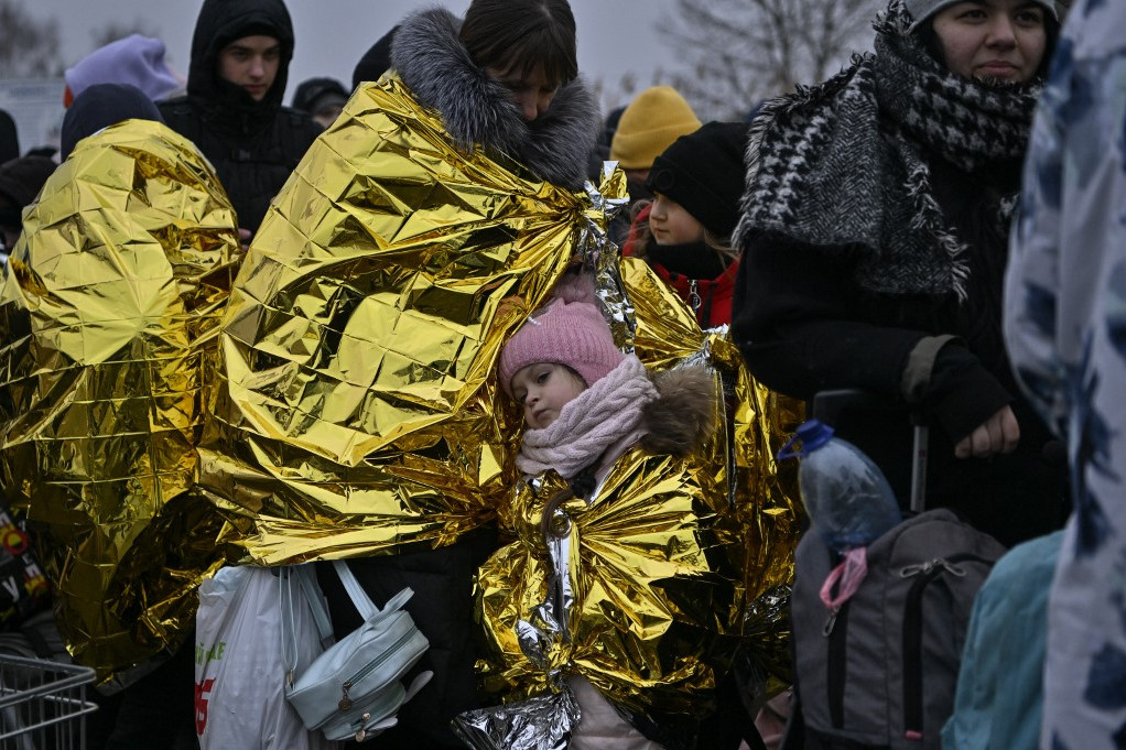 Lengyelországba menekülő családok Medyka határátkelőnél. (2022. március 7.)