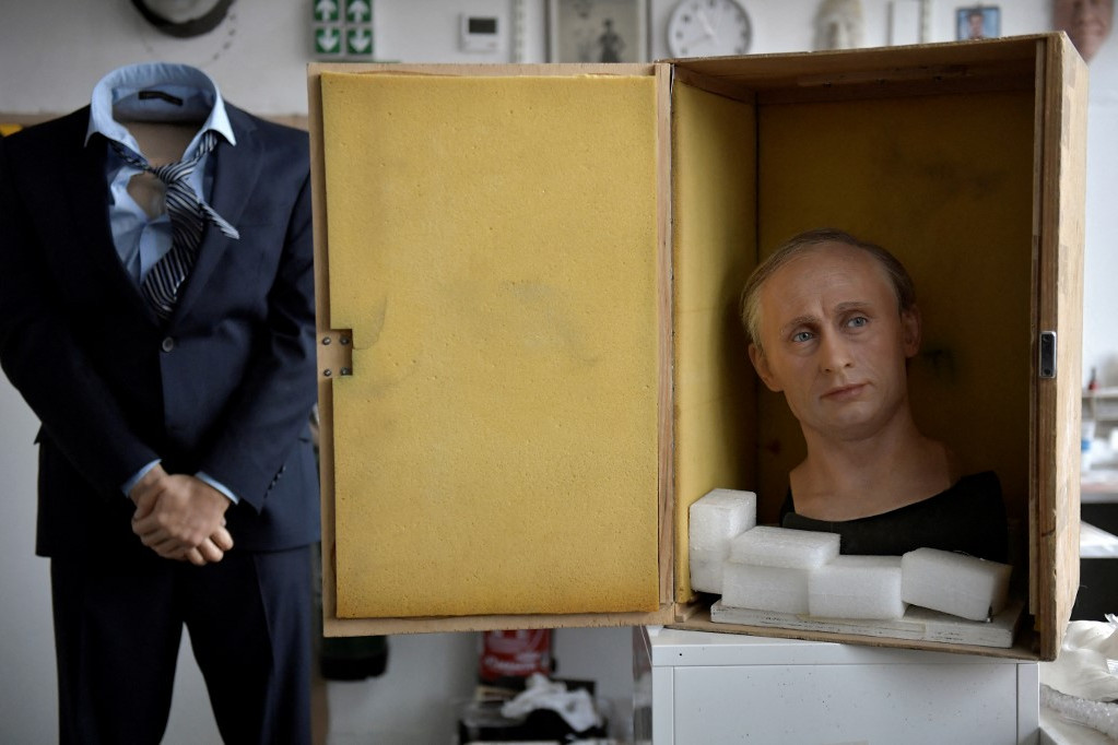 Vlagyimir Putyin viaszszobrát elcsomagolják a párizsi Grevin Múzeumban, Oroszország Ukrajna elleni inváziójára reagálva. (2022. március 1.)