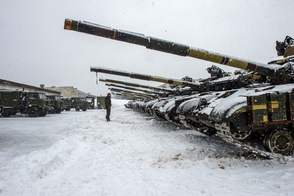 Az Ukrán Fegyveres Erők 92. különálló gépesített dandárának harckocsijai a bázisukon Klugino-Bashkirivka falu közelében, Harkiv régióban. Visszaállították a harckocsik harcképességét az orosz csapatok esetleges támadástól tartva. (2022. január 31.)
