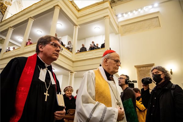 Fotó: MTI/Mónus Márton Fabiny Tamás, a Magyarországi Evangélikus Egyház elnök-püspöke (b) és Erdő Péter bíboros, esztergom-budapesti érsek érkezik az ökumenikus imahét megnyitójára