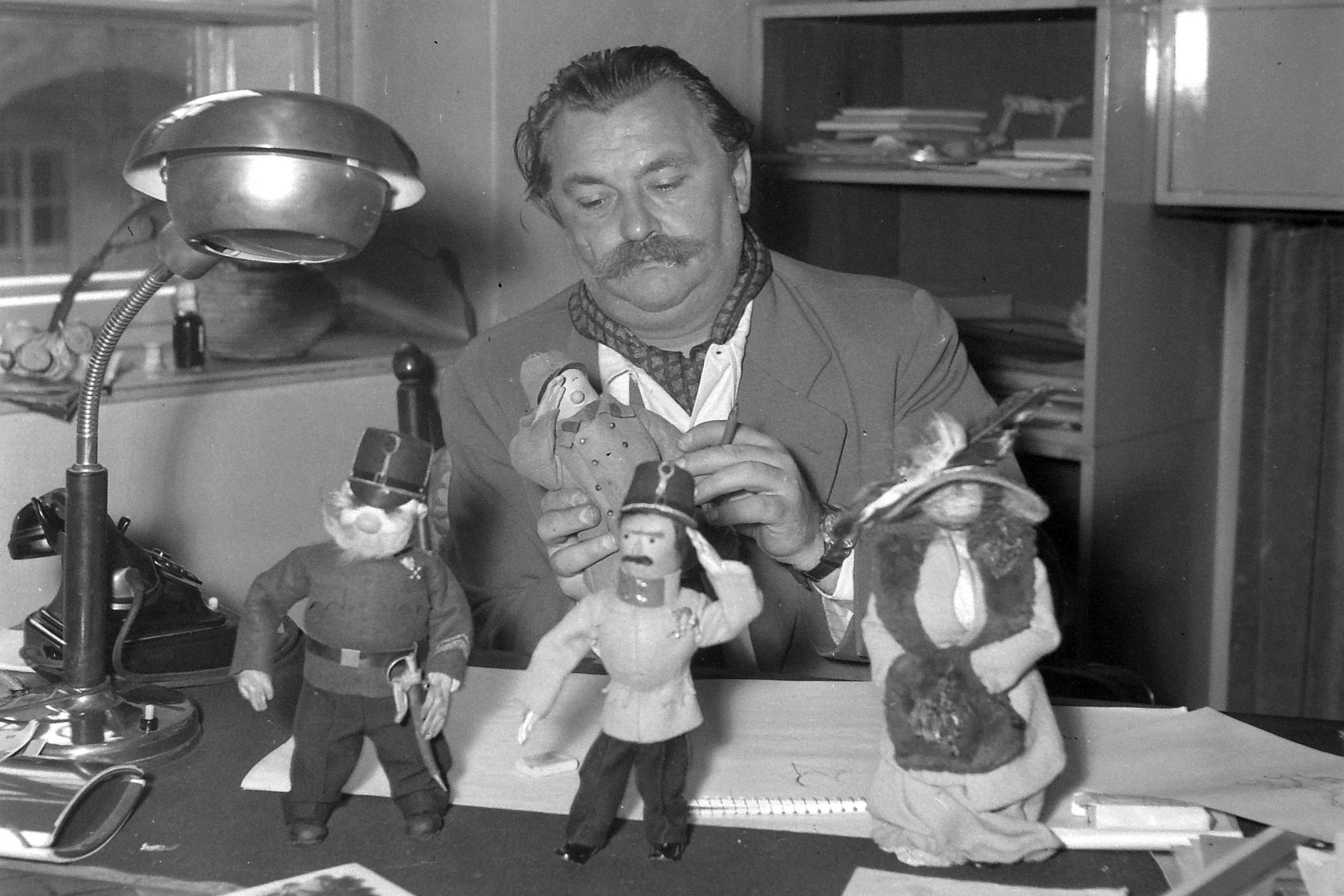 Fotó: Kotnyek Antal/Fortepan Jiři Trnka cseh bábművész 1959-ben a Švejk bábfilm-változatának figuráin dolgozik
