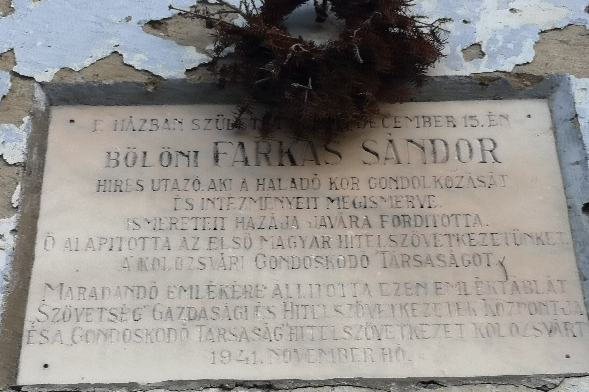 Fotó: MH/Pálffy Lajos Az emléktábla erősen hervadó koszorúval