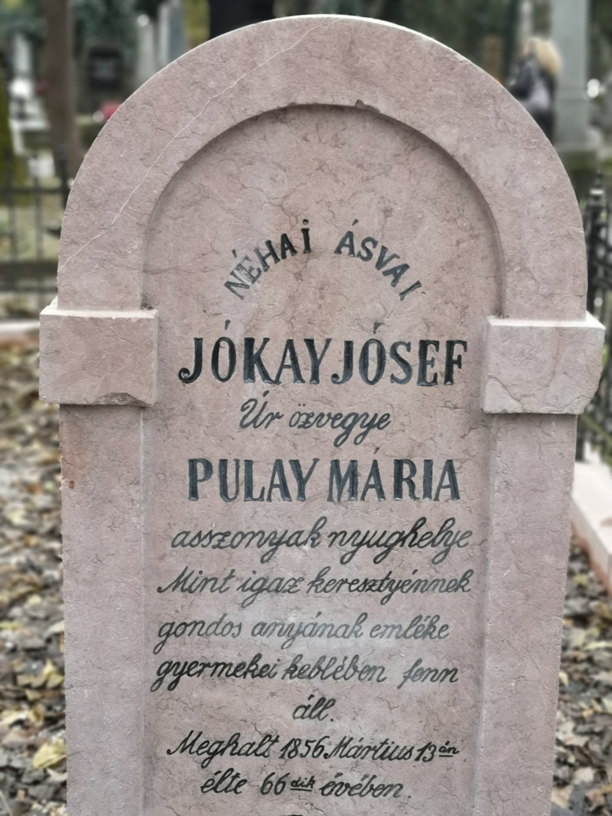 Jókai édesanyjának, Pulai Máriának a sírköve