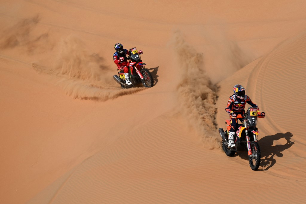 Fotó: AFP/Franck Fife Kevin Benavidesnek ilyen szoros üldözés mellett sikerült győznie a záró etapon és egyben a Dakar-rali összesítésében a motoros kategóriában