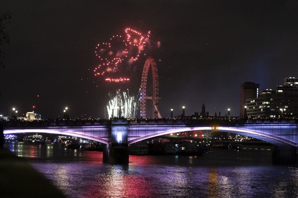 Londonban, a Temze partján több mint 100 ezren gyűltek össze, hogy megnézzék a tűzijátékot a London Eye fölött