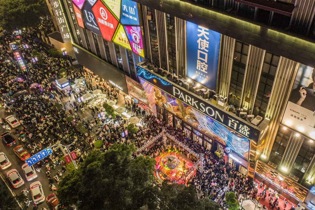 Nanningban, a dél-kínai nagyvárosban is utcán a tömeg az évbúcsúztatón